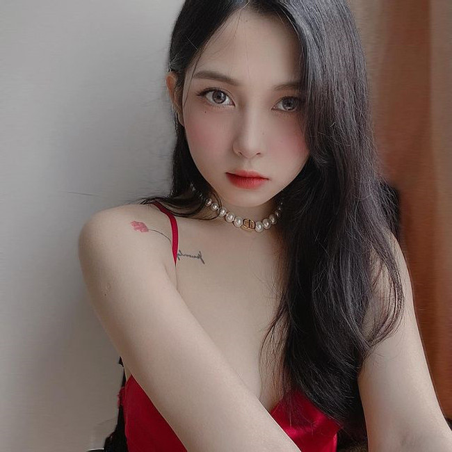 Vì nhan sắc xinh đẹp và gợi cảm mà Khánh Linh gặp khá nhiều rắc rối, theo chia sẻ cô nàng nhiều lần bị người xấu gạ gẫm qua tin nhắn.