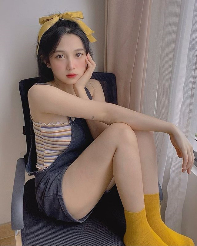 Cô nàng gây ấn tượng bởi vẻ đẹp trong trẻo, hình ảnh đời thường của Khánh Linh nhiều lần xuất hiện trên Fanpage chuyên đăng ảnh gái xinh châu Á.