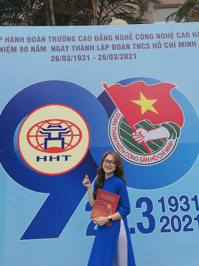 Khi còn trên ghế nhà trường, từng tham gia một số cuộc thi nhan sắc, cô gái trẻ đạt danh hiệu Hoa khôi Thanh lịch trường Đại học Sư phạm Hà Nội, lọt top 20 nữ sinh viên Việt Nam duyên dáng năm 2016.