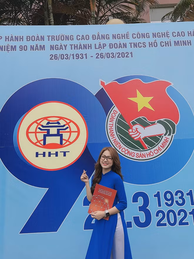 Khi còn trên ghế nhà trường, từng tham gia một số cuộc thi nhan sắc, cô gái trẻ đạt danh hiệu Hoa khôi Thanh lịch trường Đại học Sư phạm Hà Nội, lọt top 20 nữ sinh viên Việt Nam duyên dáng năm 2016.