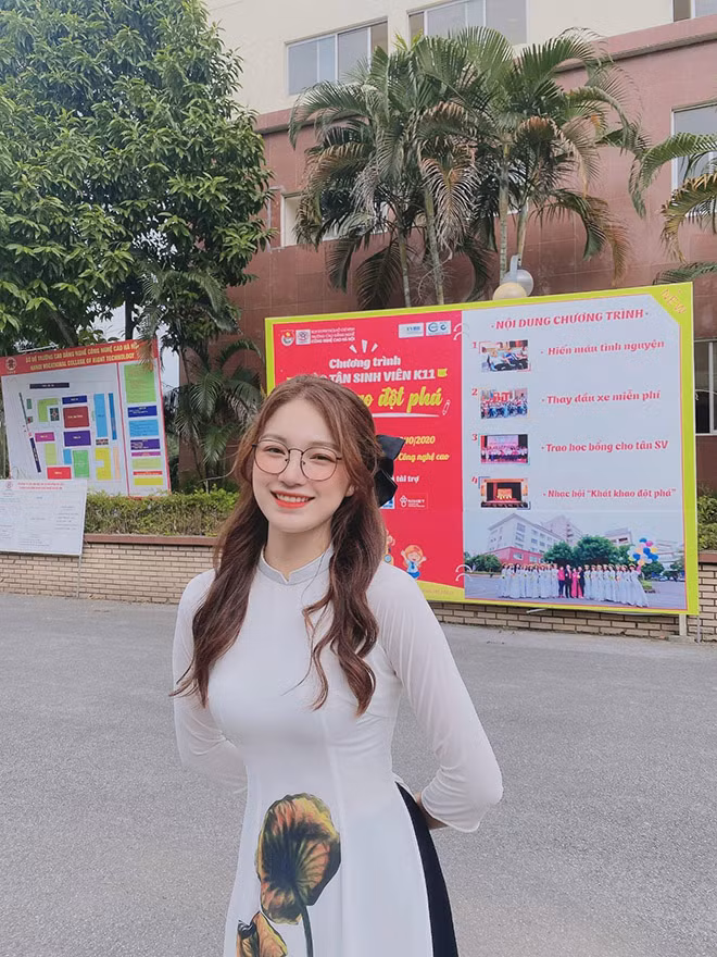 Trước khi trở thành giảng viên Trường Cao đẳng nghề Công nghệ Cao Hà Nội, cô giáo xinh đẹp Tiêu Ngọc từng là sinh viên Trường Đại học Sư phạm Hà Nội.