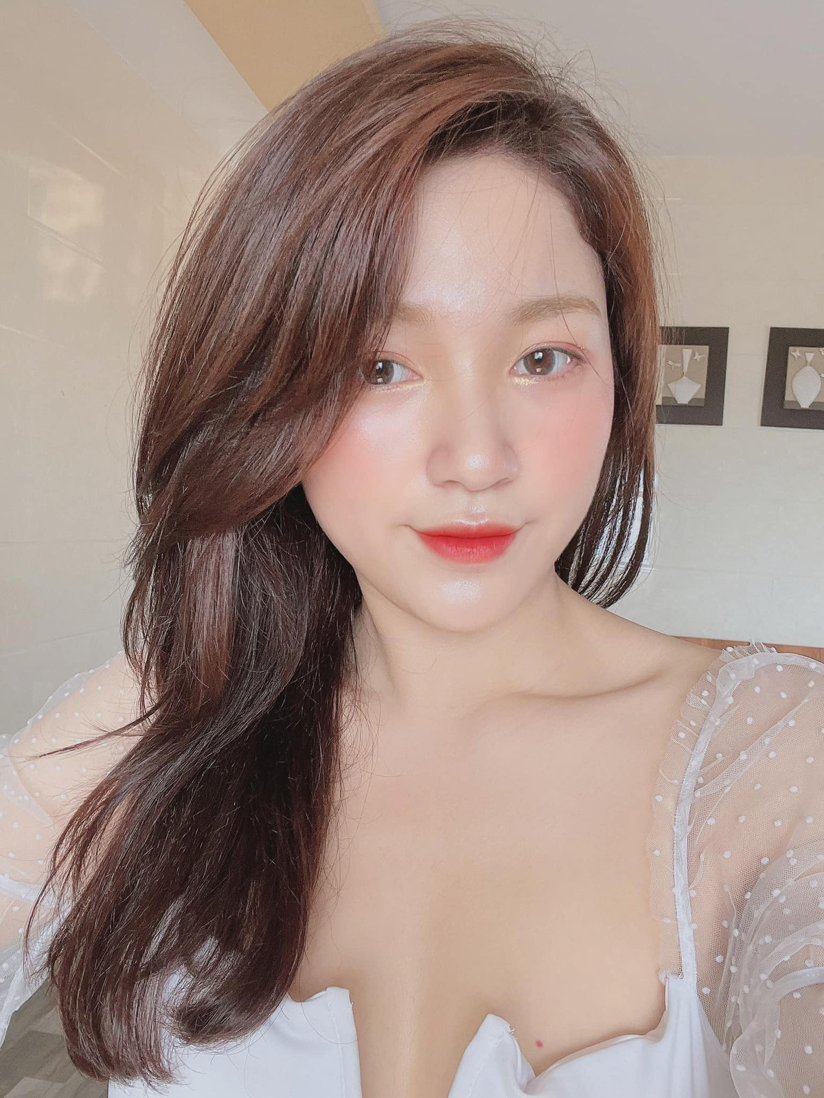 Nhờ lợi thế ngoại hình nên hiện tại Tiêu Ngọc có hơn 500 nghìn lượt theo dõi trên mạng xã hội. Cô cũng thường xuyên cập nhật các trạng thái để chia sẻ nỗi niềm trong cuộc sống.