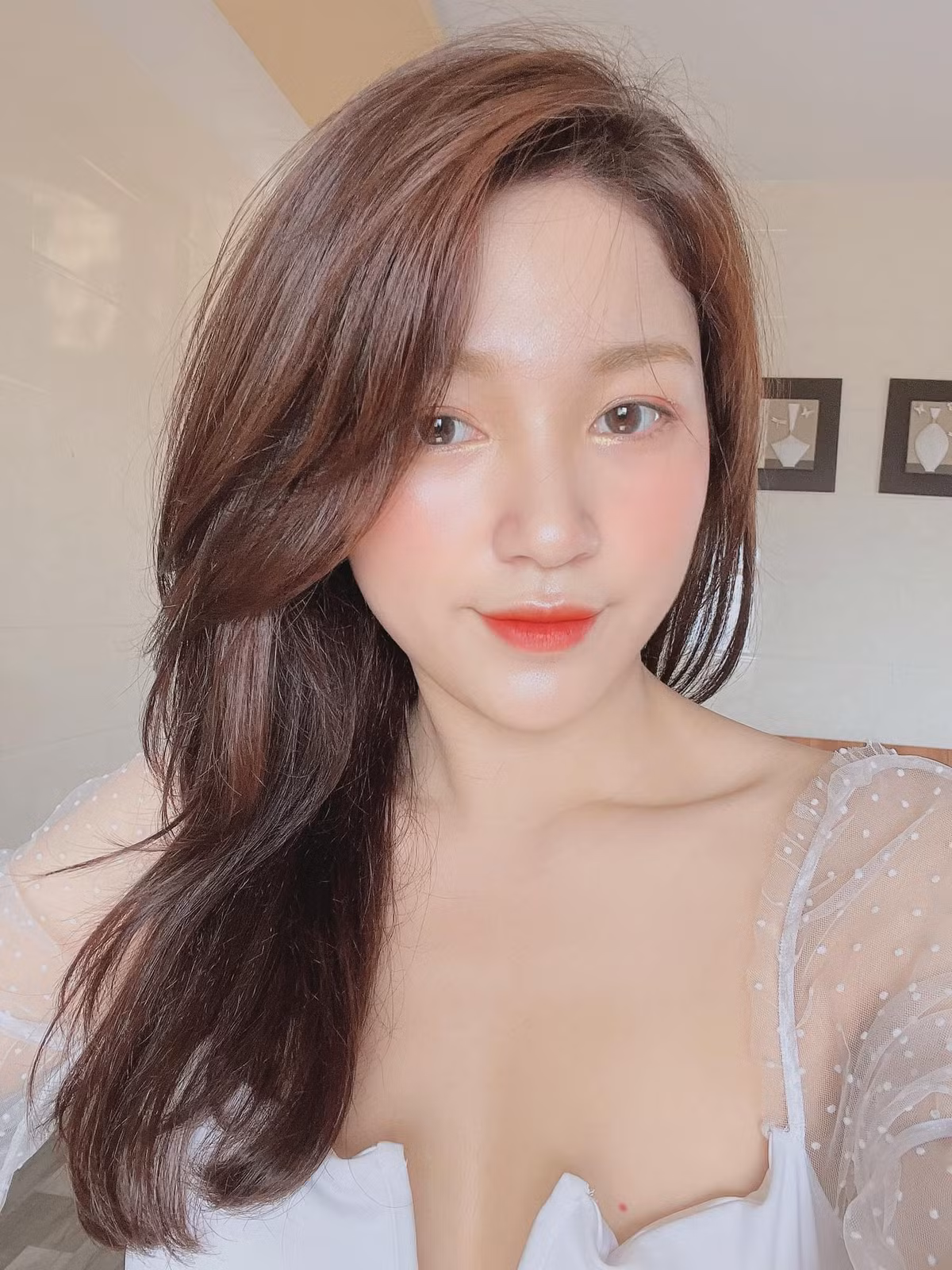 Nhờ lợi thế ngoại hình nên hiện tại Tiêu Ngọc có hơn 500 nghìn lượt theo dõi trên mạng xã hội. Cô cũng thường xuyên cập nhật các trạng thái để chia sẻ nỗi niềm trong cuộc sống.