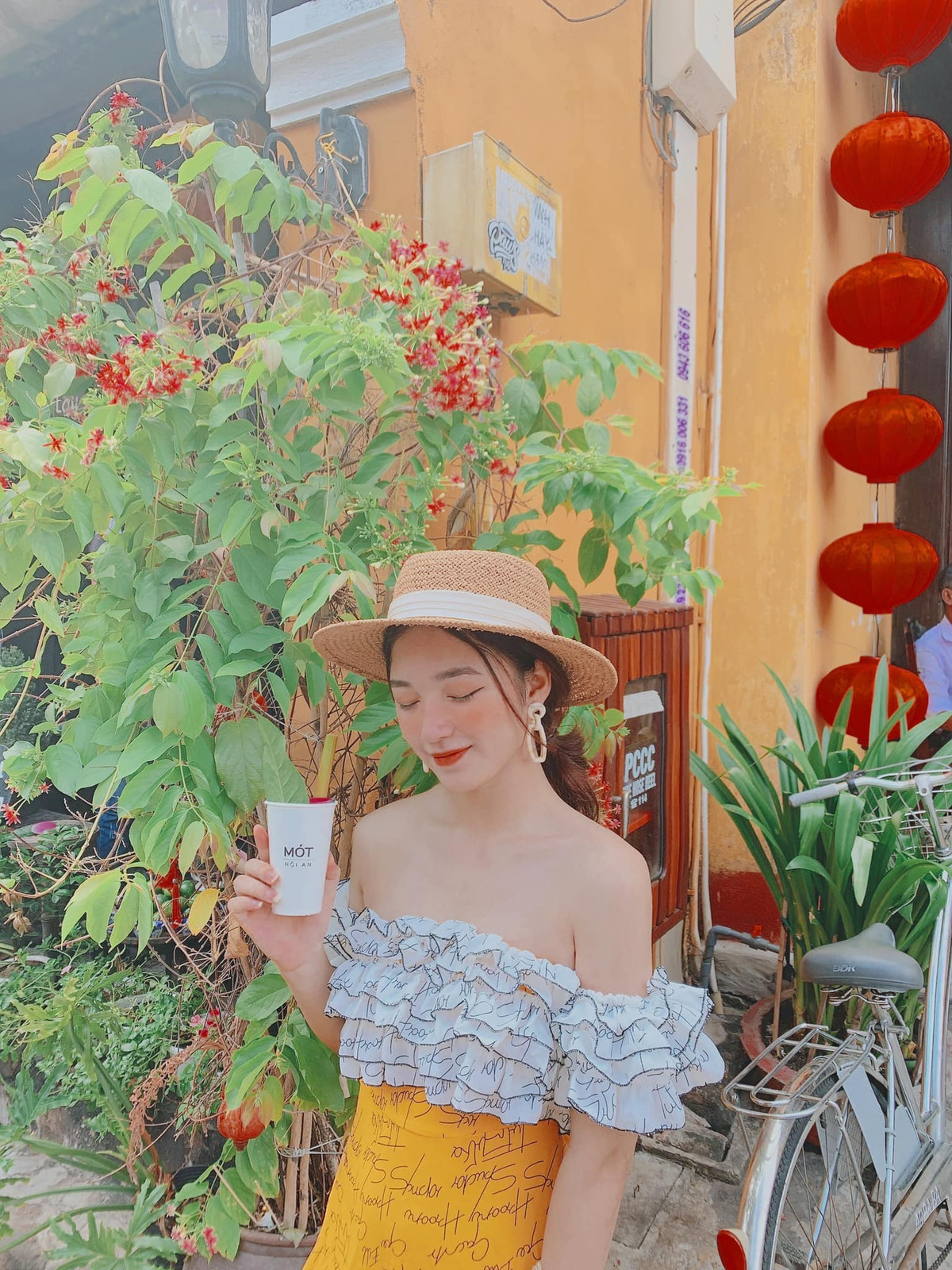 Cô giáo hot girl thế hệ 9x này đã nhận được nhiều sự chú ý vì được ví như bản sao của ca sĩ Hòa Minzy.