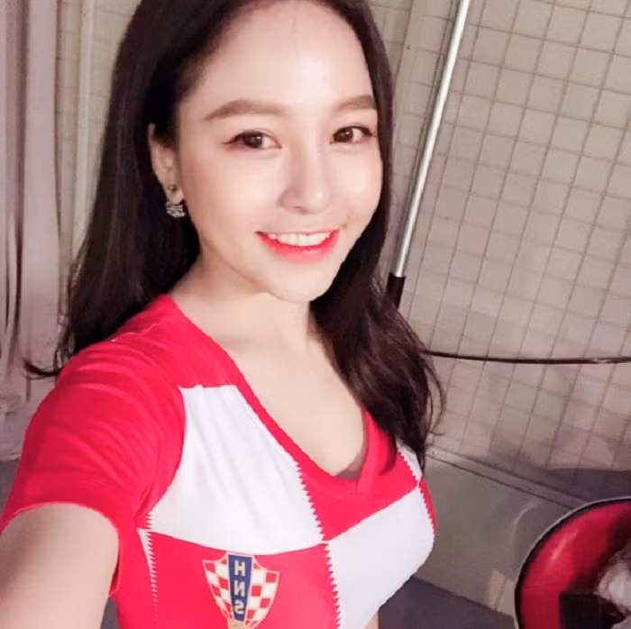 Cách đây vài năm, hot girl Trâm Anh cũng bị chỉ trích ăn mặc hở hang, nói chuyện nhạt, không có kiến thức về bóng đá khi xuất hiện trên sóng đài truyền hình Quốc gia khi bình luận bóng đá mùa World Cup 2018.