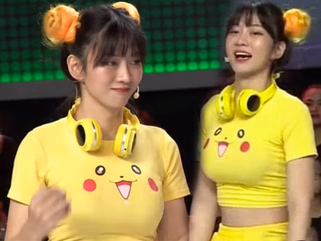 Màn ăn mặc phản cảm của Lê Bống đã nhận về nhiều chỉ trích từ netizen. Đồng thời trang phục này không ăn nhập gì với chương trình khiến cho hot TikToker nhận về hàng loạt "gach đá".