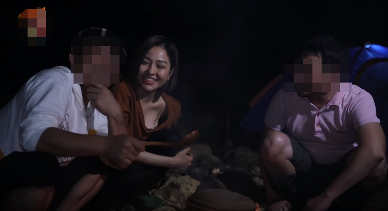 Trâm Anh diện trang phục đơn giản với một chiếc áo croptop màu nâu và chiếc quần dài tối màu. Nhưng vì chiếc áo có cổ quá rộng đã khiến nàng hot girl không ít lần vô tình để lộ cơ thể. Ảnh: Tổng hợp