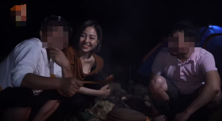 Trâm Anh diện trang phục đơn giản với một chiếc áo croptop màu nâu và chiếc quần dài tối màu. Nhưng vì chiếc áo có cổ quá rộng đã khiến nàng hot girl không ít lần vô tình để lộ cơ thể. Ảnh: Tổng hợp