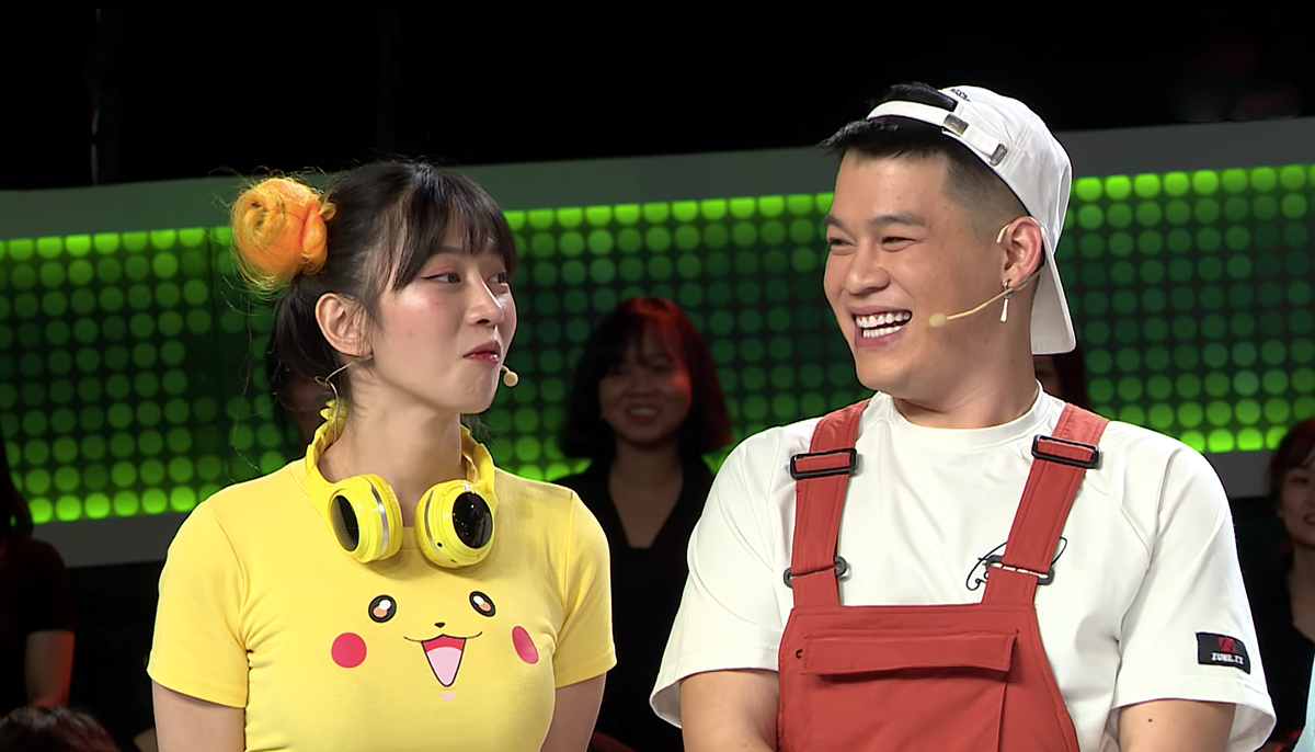 Từ trước tới đây có không ít hot girl gặp sự cố ăn mặc phản cảm trên sóng truyền hình, một trong số đó phải kể đến TikToker Lê Bống.