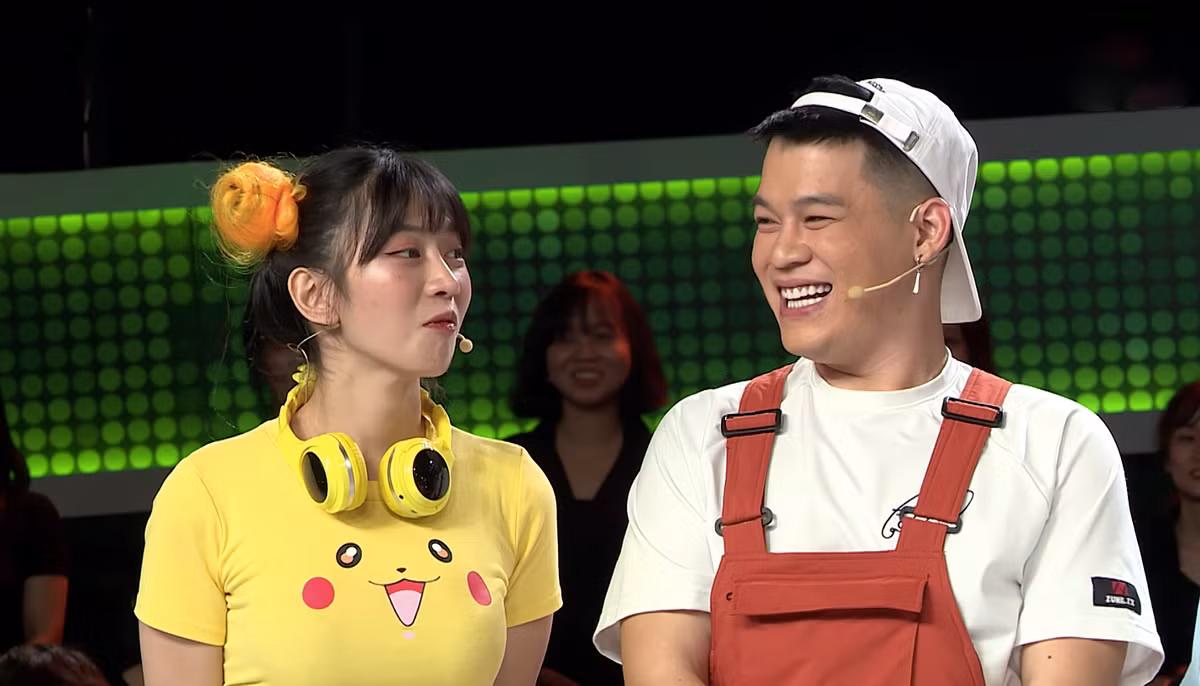 Từ trước tới đây có không ít hot girl gặp sự cố ăn mặc phản cảm trên sóng truyền hình, một trong số đó phải kể đến TikToker Lê Bống.