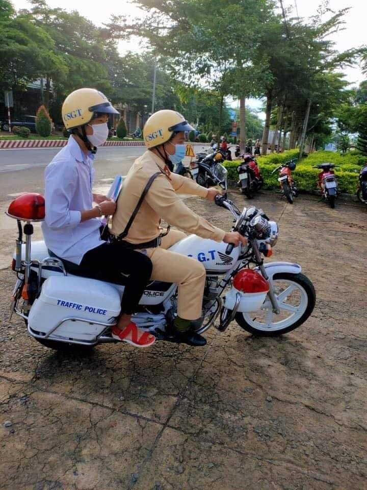 Nhiều cư dân mạng đã thể hiện sự ngưỡng mộ cho hành động đẹp mùa thi của CSGT. Ảnh: Không Sợ Chó