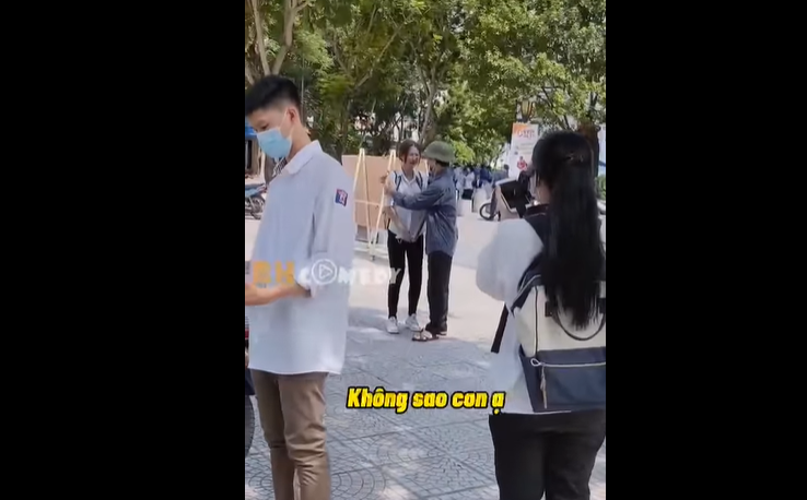 Cô gái vừa nói vừa khóc trong màn nước mắt khiến người bố ở bên phải liên tục an ủi. Clip: BH Comedy