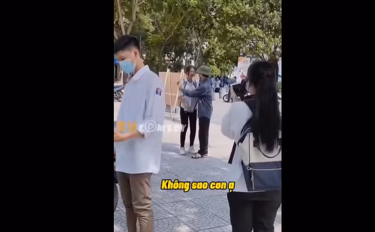 Cô gái vừa nói vừa khóc trong màn nước mắt khiến người bố ở bên phải liên tục an ủi. Clip: BH Comedy