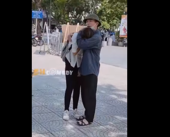 "Không sao đâu con, về nhà thôi". Ông vừa ôm con, vừa lau nước mắt và dìu cô con gái ra về. Clip: BH Comedy