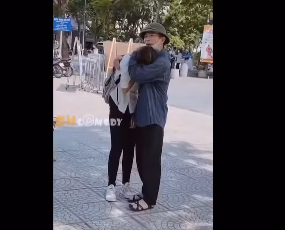 "Không sao đâu con, về nhà thôi". Ông vừa ôm con, vừa lau nước mắt và dìu cô con gái ra về. Clip: BH Comedy