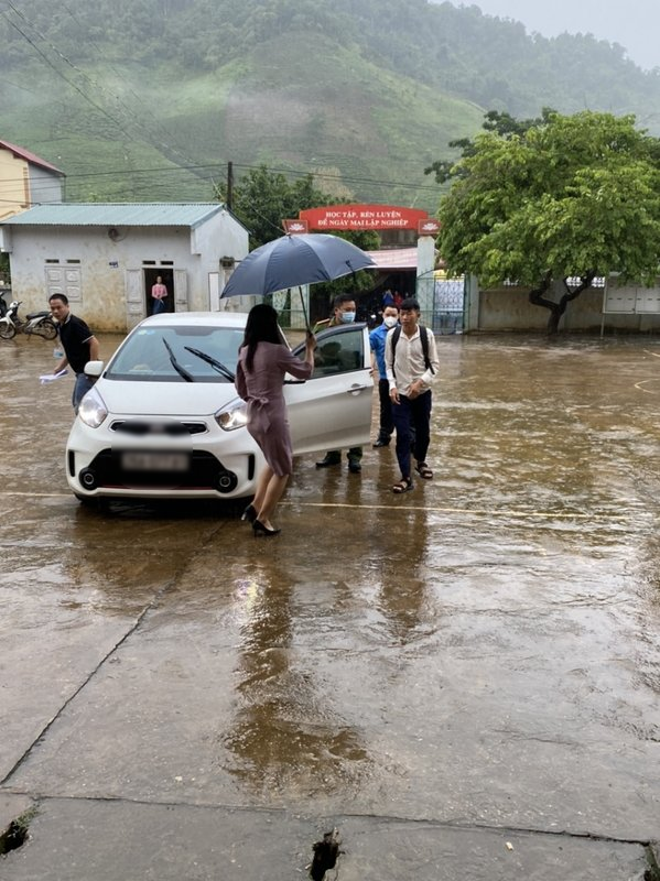 Nam sinh được đón đến trường thi trước giờ bóc đề đúng 5 phút. Ảnh: Giáo dục thời đại