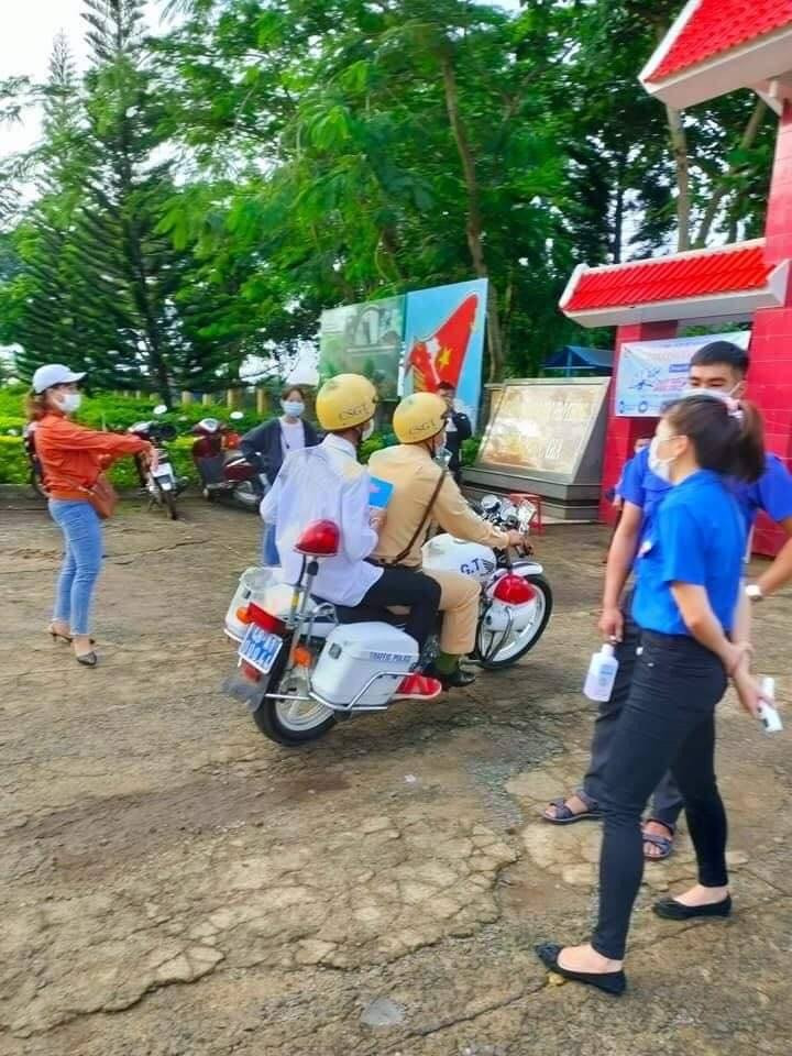 Một hình ảnh đẹp mùa thi khác được netizen quan tâm là loạt ảnh về nam thí sính được CSGT chở đi mua Atlat địa lý vào sáng ngày hôm nay (8/7). Ảnh: Không Sợ Chó