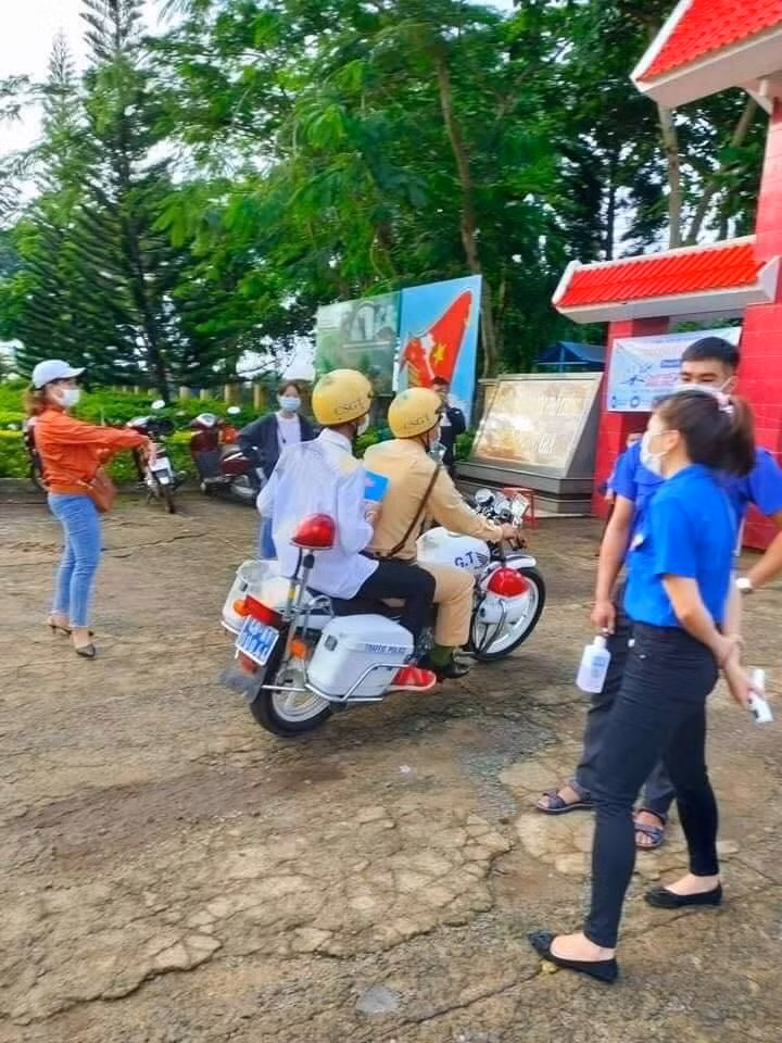 Một hình ảnh đẹp mùa thi khác được netizen quan tâm là loạt ảnh về nam thí sính được CSGT chở đi mua Atlat địa lý vào sáng ngày hôm nay (8/7). Ảnh: Không Sợ Chó