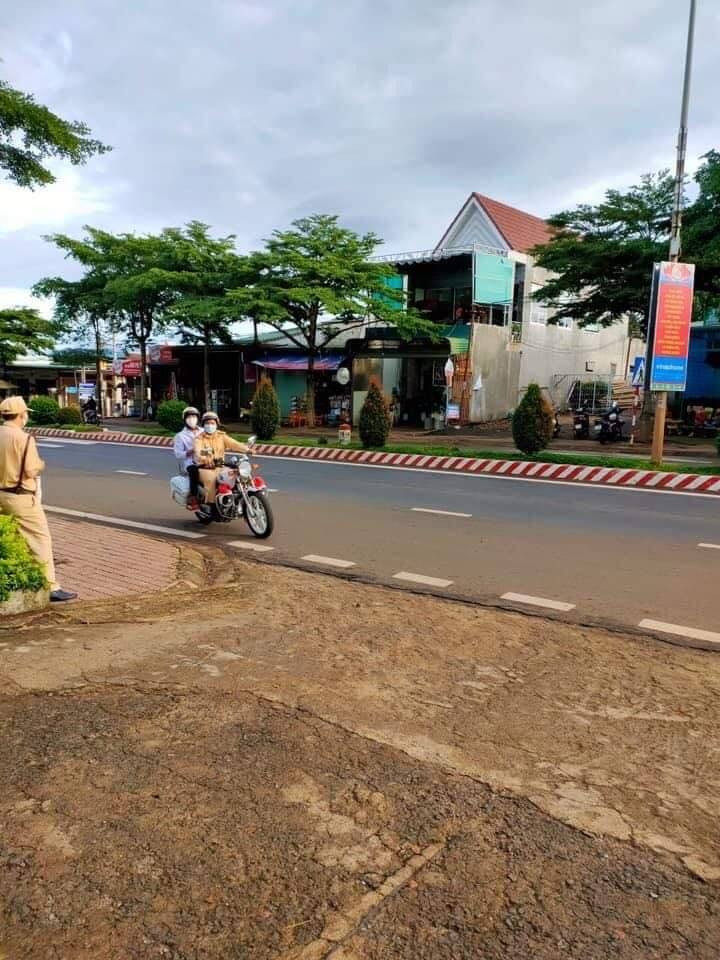 Một chiến sĩ CSGT đang làm nhiệm vụ tại trường thi đã nhanh chóng lấy xe chuyên dụng chở thí sinh này đến hiệu sách gần nhất, mua tặng một quyển Atlat và chở em quay lại trường để kịp thời gian thi. Ảnh: Không Sợ Chó