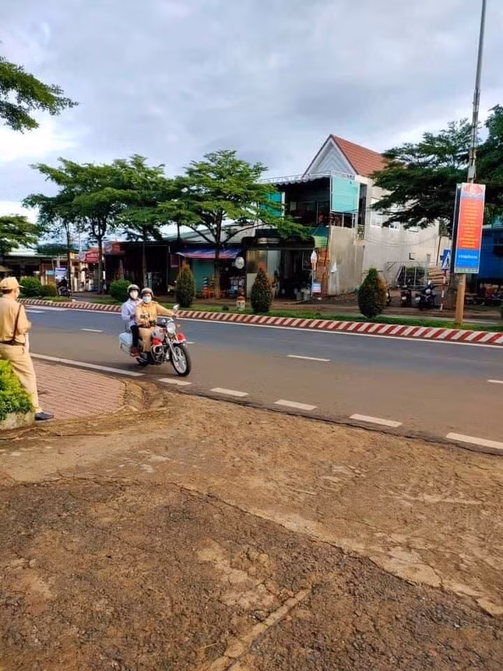 Một chiến sĩ CSGT đang làm nhiệm vụ tại trường thi đã nhanh chóng lấy xe chuyên dụng chở thí sinh này đến hiệu sách gần nhất, mua tặng một quyển Atlat và chở em quay lại trường để kịp thời gian thi. Ảnh: Không Sợ Chó