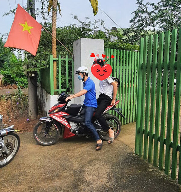 Thí sinh ngủ quên được đón đến điểm thi. Ảnh: Gia đình và pháp luật