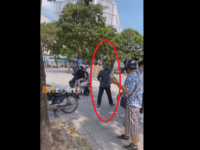 Trong đoạn clip, nữ sinh được bố đứng từ xa gọi tên và vẫy tay. Vừa gặp đấng sinh thành, cô gái đã nghẹn ngào và khóc: “Con không làm được bài, con trượt mất”. Clip: BH Comedy