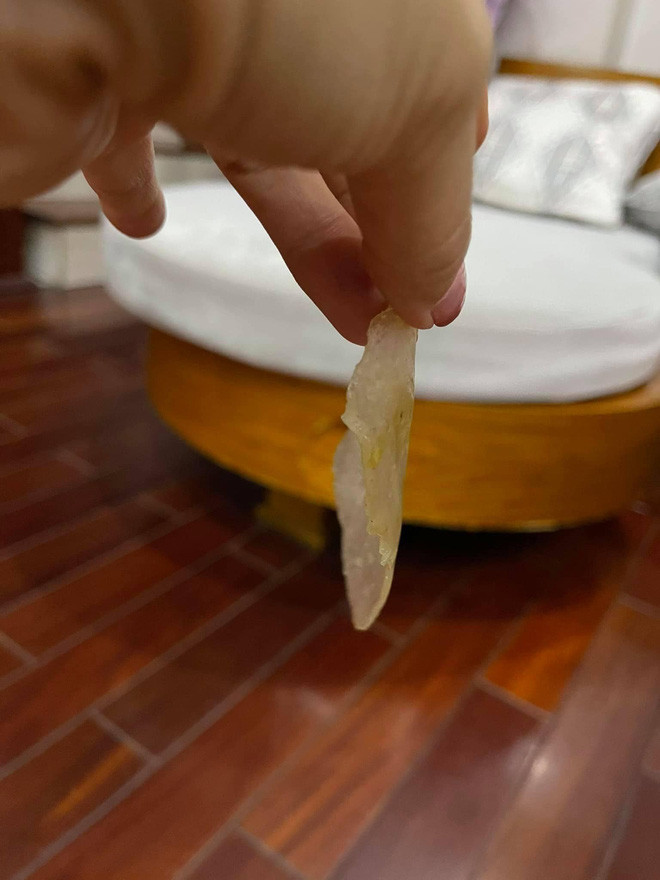 Thậm chí, miếng bánh bột lọc còn mỏng như lá lúa gần như bị "tàng hình" trên cái lá.