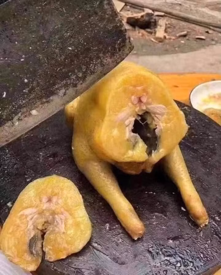 Con gà ủ muối được "săn sale" với giá 1 ngàn đồng này thực sự khiến nhiều người khiếp đảm bởi lớp mỡ dày cộm, không thể nhìn ra một miếng thịt nào.