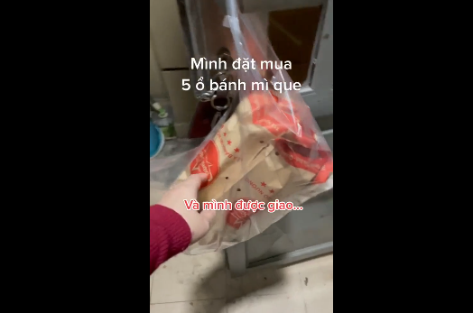 Màn đặt đồ ăn online này đã khiến netizen được phen cười như được mùa, bởi lẽ không biết chủ nhân của nó vui hay buồn khi nhận được chiếc bánh to như vậy.