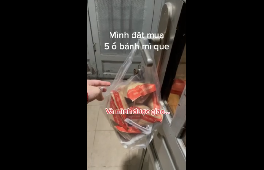 Thế nhưng lúc giao hàng tới, cô rất "sốc" khi nhìn thành phẩm. Dù bọc bánh mì vẫn đủ nguyên vẹn 5 chiếc, tuy nhiên kích cỡ bánh mì que mà cô nghĩ lại to hơn bình thường rất nhiều.