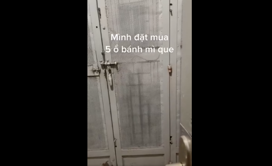 Mới đây một cô gái nữa đã vô tình trở thành "nạn nhân" của việc mua hàng online khi đặt mua 5 chiếc bánh mì que trên mạng.