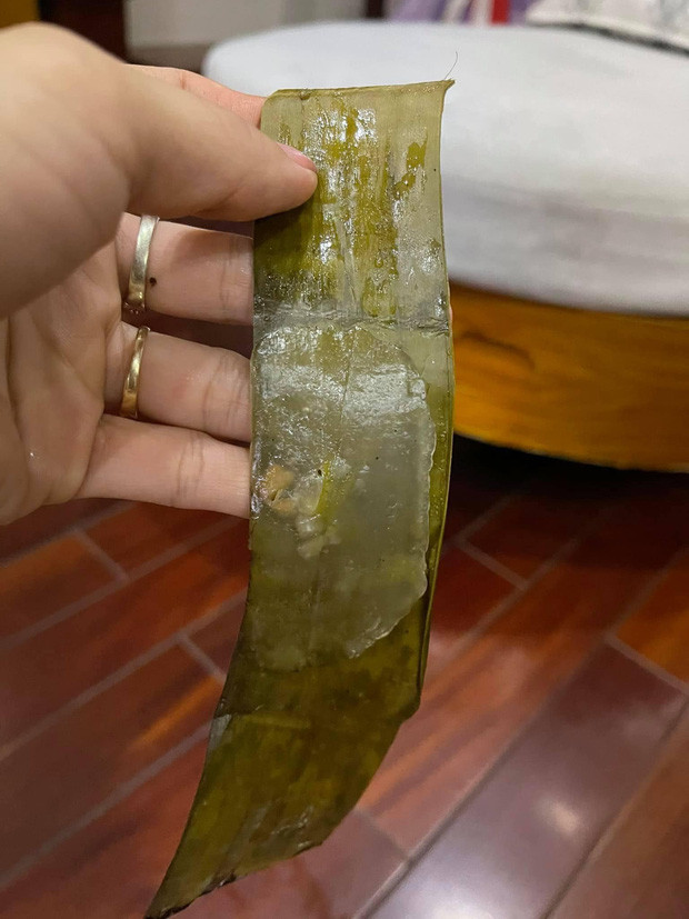 Lúc nhận hàng và mở từng chiếc bánh người này mới tá hỏa bởi bên trong chẳng hề có một miếng nhân nào như trên ảnh mạng.