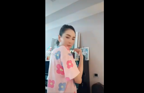 Dù là khi ở nhà ăn mặc có chút "xuề xòa" nhưng chính chủ vẫn nhận về cơn mưa lời khen vì quá xinh đẹp.