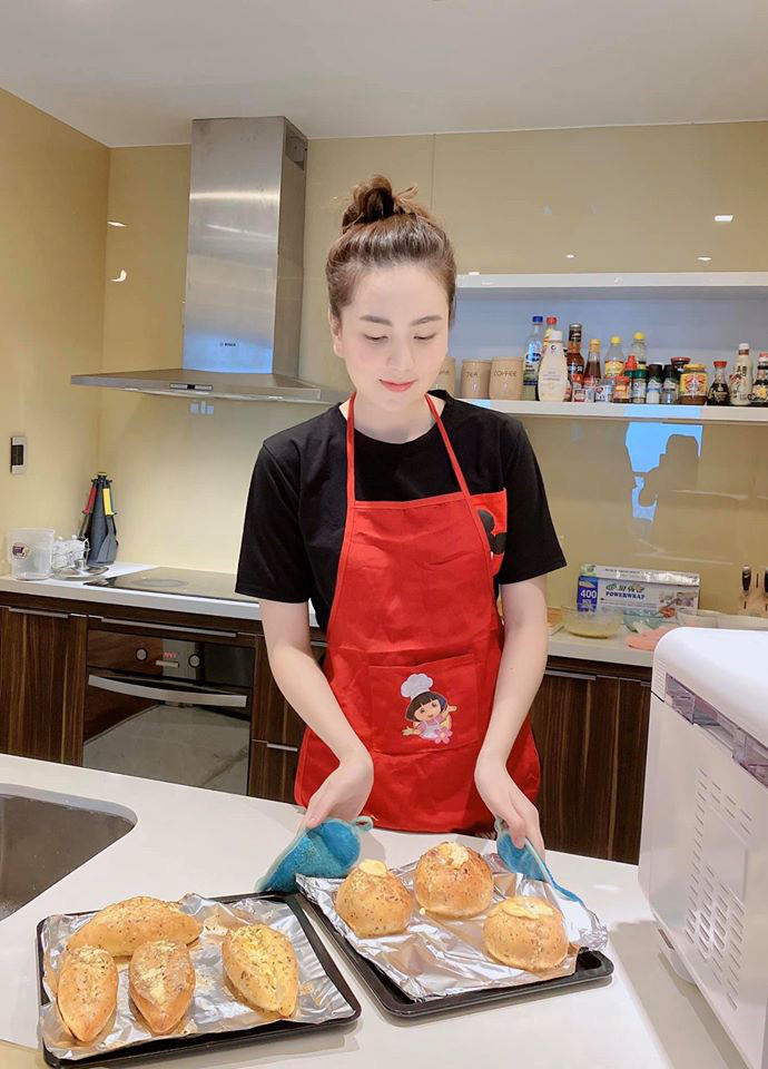 Mai Ngọc cũng từng khiến netizen mê mệt với loạt ảnh đời thường khi ở nhà, thậm chí làm một bà nội trợ nữ MC không hề bị lu mờ nhan sắc.