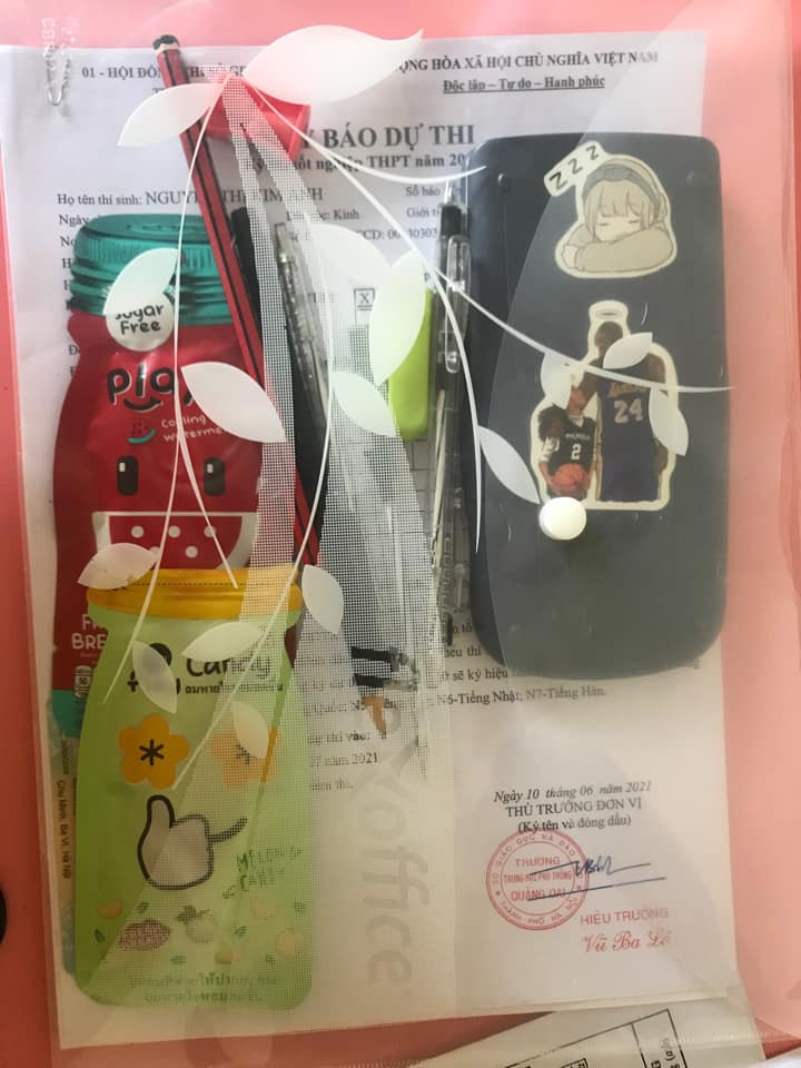 Bên cạnh các đồ vật quen thuộc vào mỗi mùa thi tốt nghiệp THPT Quốc gia như bút, thước kẻ, giấy dự thi,...thì đâu đó lại xuất hiện các đồ vật khác rất kỳ quặc như thìa, muỗng hay thậm chí là đũa.