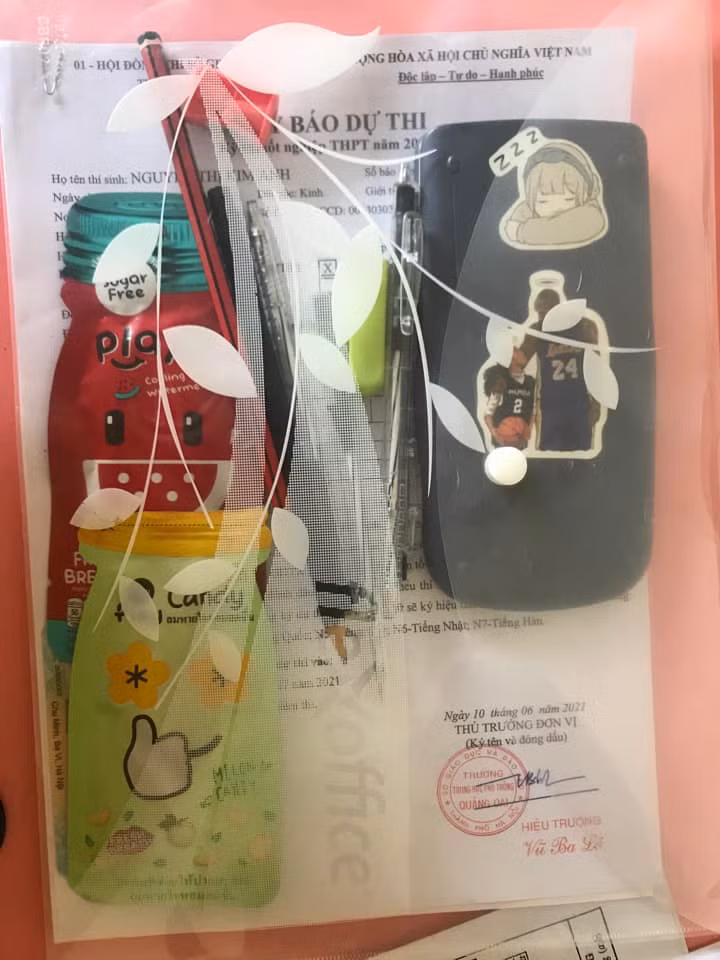 Bên cạnh các đồ vật quen thuộc vào mỗi mùa thi tốt nghiệp THPT Quốc gia như bút, thước kẻ, giấy dự thi,...thì đâu đó lại xuất hiện các đồ vật khác rất kỳ quặc như thìa, muỗng hay thậm chí là đũa.