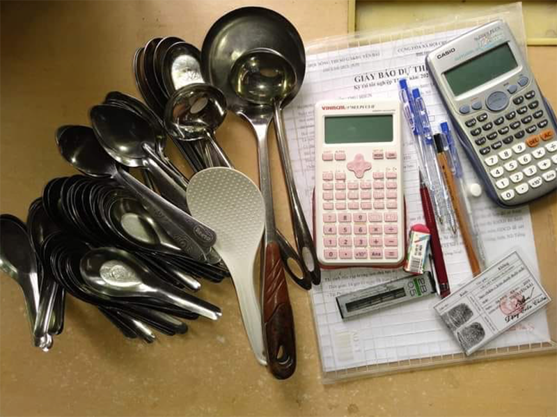Đâu chỉ một cái thìa, thí sinh này còn soạn hẳn hàng chục cái cho cẩn thận.