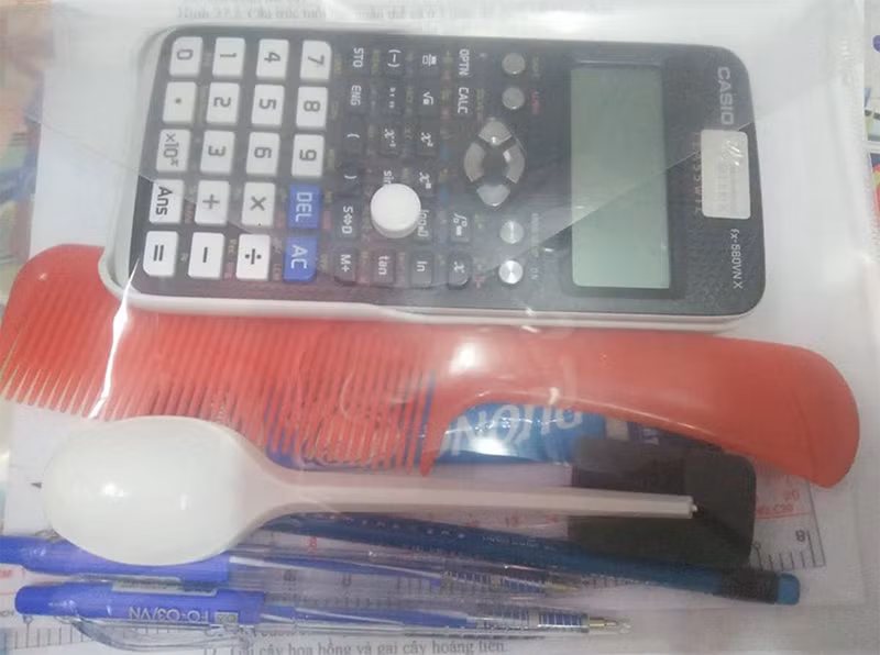 Mang hẳn lược đi để chải chuốt lại kiến thức cho logic, chỉn chu. Ảnh: Tổng hợp