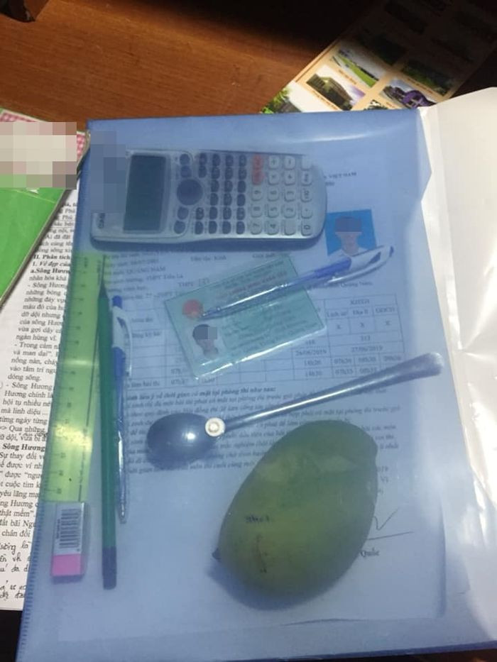 Chiếc thìa đi kèm quả xoài có lẽ là combo khó quên của đời học sinh, "bùa hộ mệnh" này ắt hẳn đã được nhiều sĩ tử áp dụng.