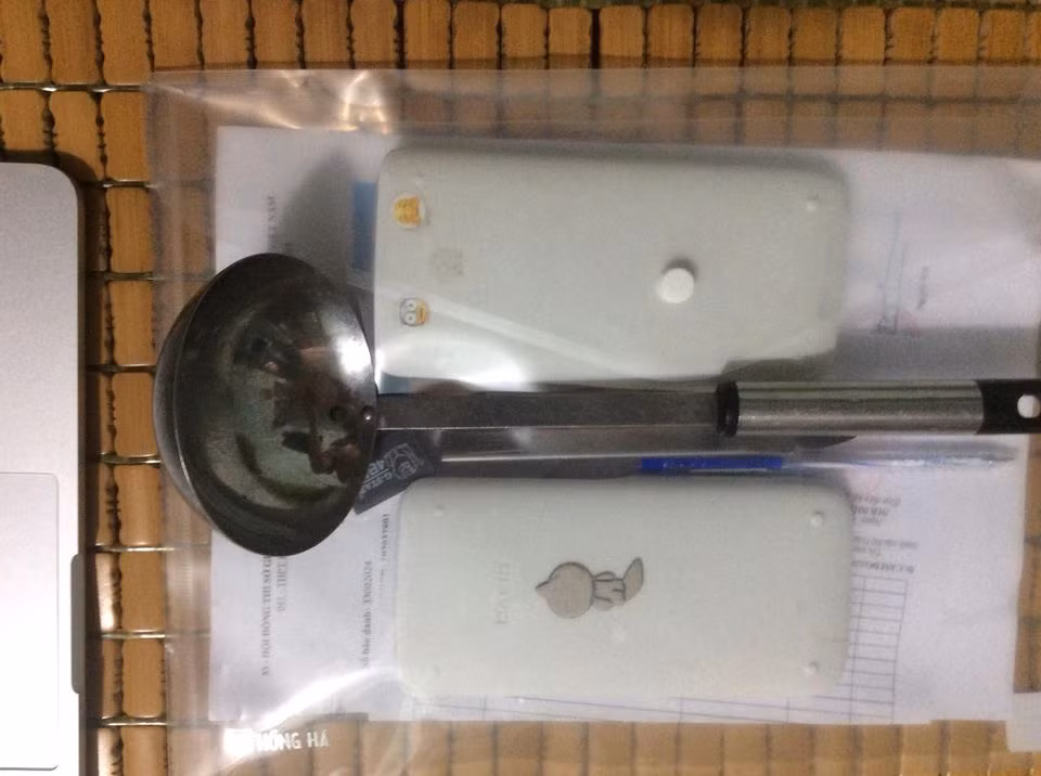 Ngoài bút, máy tính cầm tay, thí sinh này còn đem theo cả chiếc muỗng khá to.