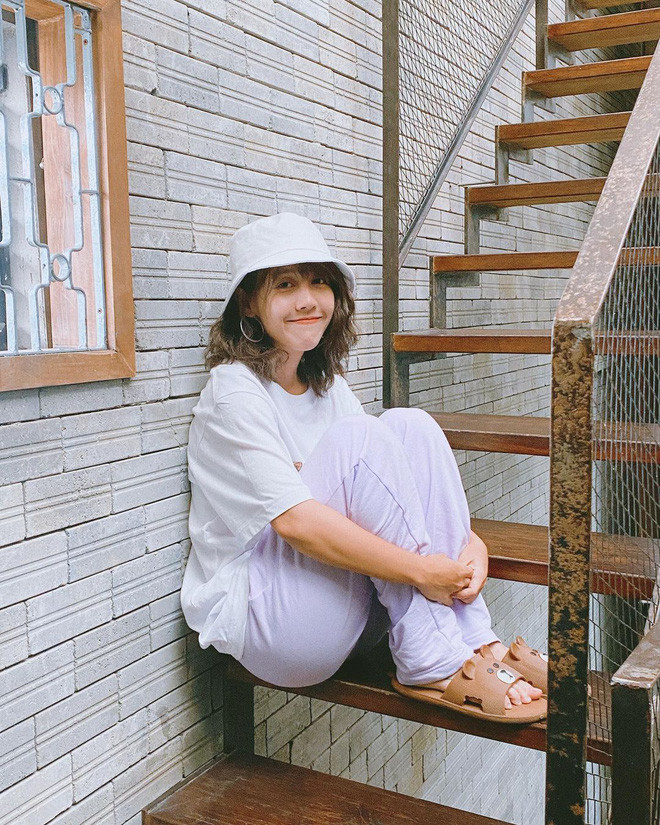 Được biết, đây không phải lần đầu tiên Hậu Hoàng chuyển từ phong cách ngầu cá tính sang nữ tính, quyến rũ mà trước đó cô nàng đã nhiều lần theo đuổi style này.