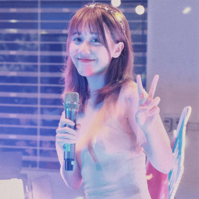 Bên cạnh những ý kiến đòi trả lại Hậu Hoàng của sự "xì tin" thì không ít bình luận cũng khen nhan sắc của nữ Youtuber.