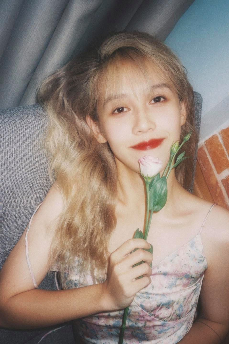 "Bình thường là cô bé 16 tuổi rồi hôm nay sinh nhật cho tôi trưởng thành tí nhé mọi người" - Hậu Hoàng chia sẻ trên trang cá nhân.