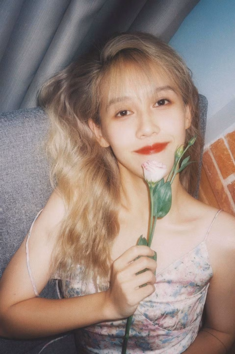 "Bình thường là cô bé 16 tuổi rồi hôm nay sinh nhật cho tôi trưởng thành tí nhé mọi người" - Hậu Hoàng chia sẻ trên trang cá nhân.