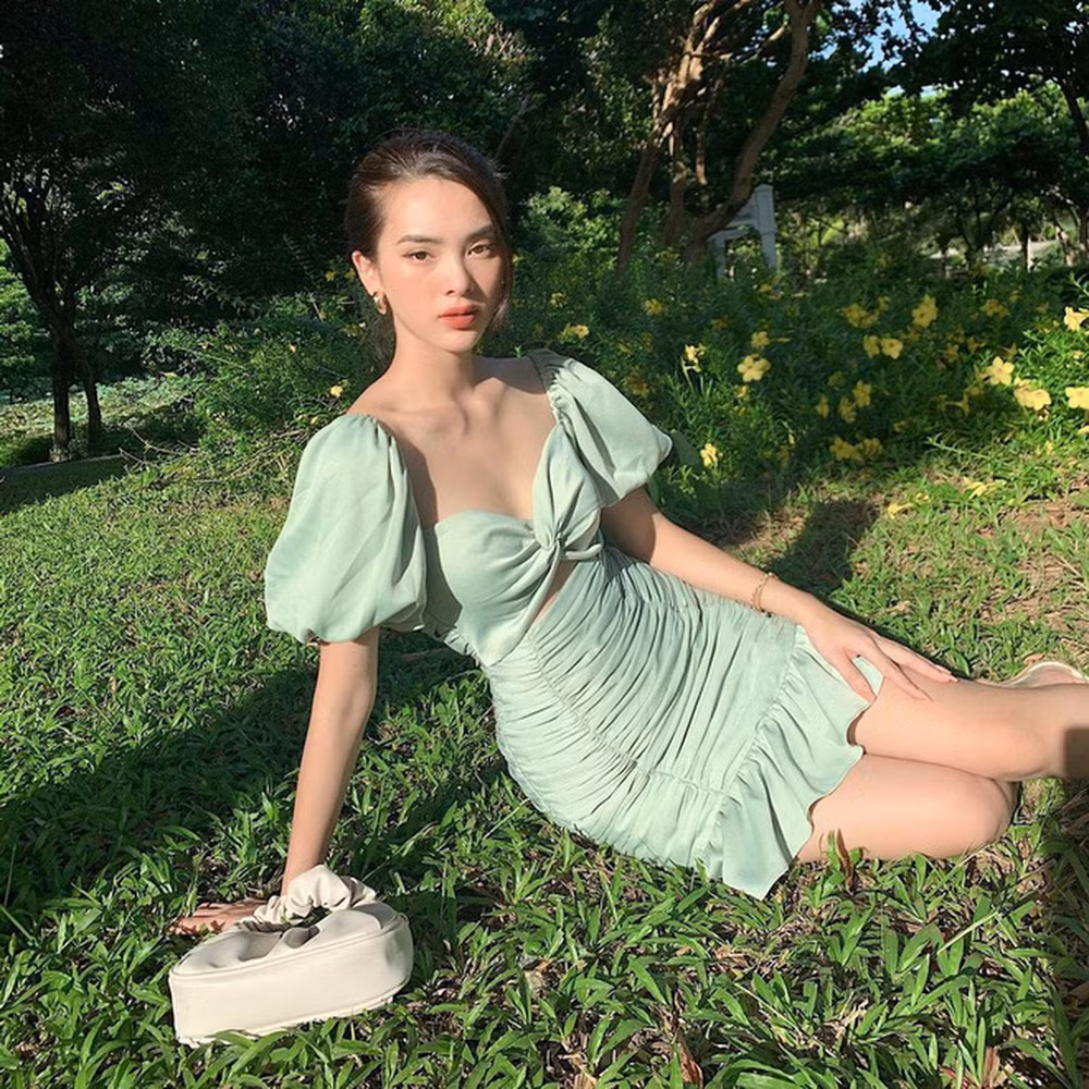 Chưa hết, Quỳnh Lương cũng hé lộ ngày trước mở mắt ra đã nghe bố mẹ chồng la mắng, so sánh với con dâu nhà người ta rồi phải check kỹ nhà vệ sinh ngay khi ngủ dậy xem có tóc hay tàn thuốc của anh chồng không mà dọn,...