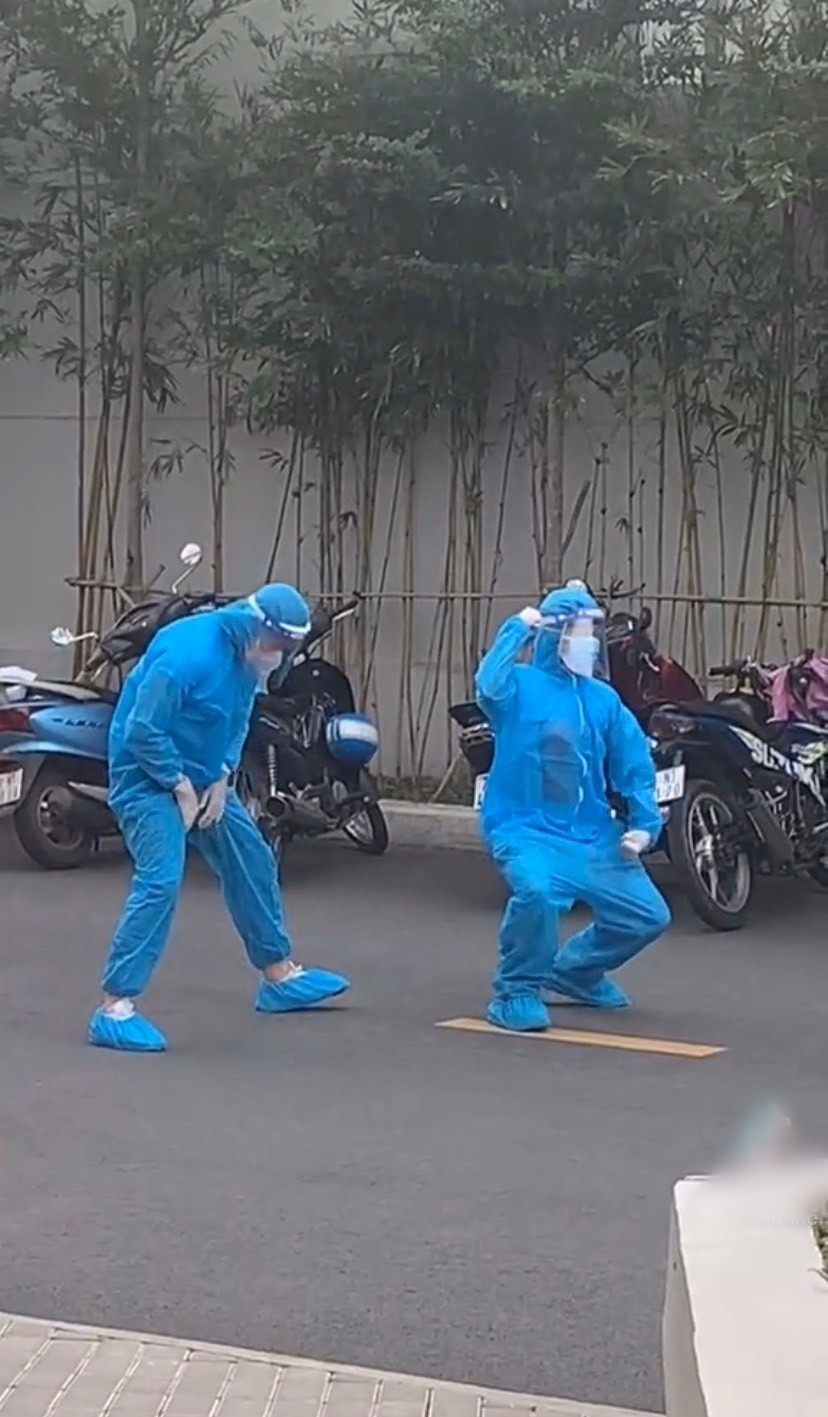 Những hình ảnh đẹp về đội ngũ chống dịch như vậy không phải là hiếm. Cách đây không lâu, hình ảnh hai nhân viên y tế đang nhảy nhót trên đường đi thì rách quần khiến netizen được phen “cười nghiêng ngả”.