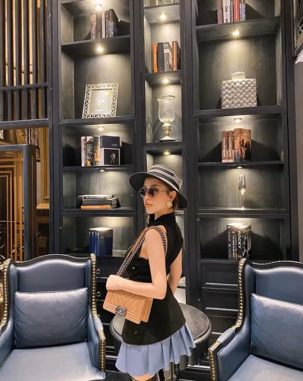 Không khó để bắt gặp khoảnh khắc cả 2 chụp ảnh check-in khi đi du lịch, ăn uống, sắm sửa đồ hiệu.