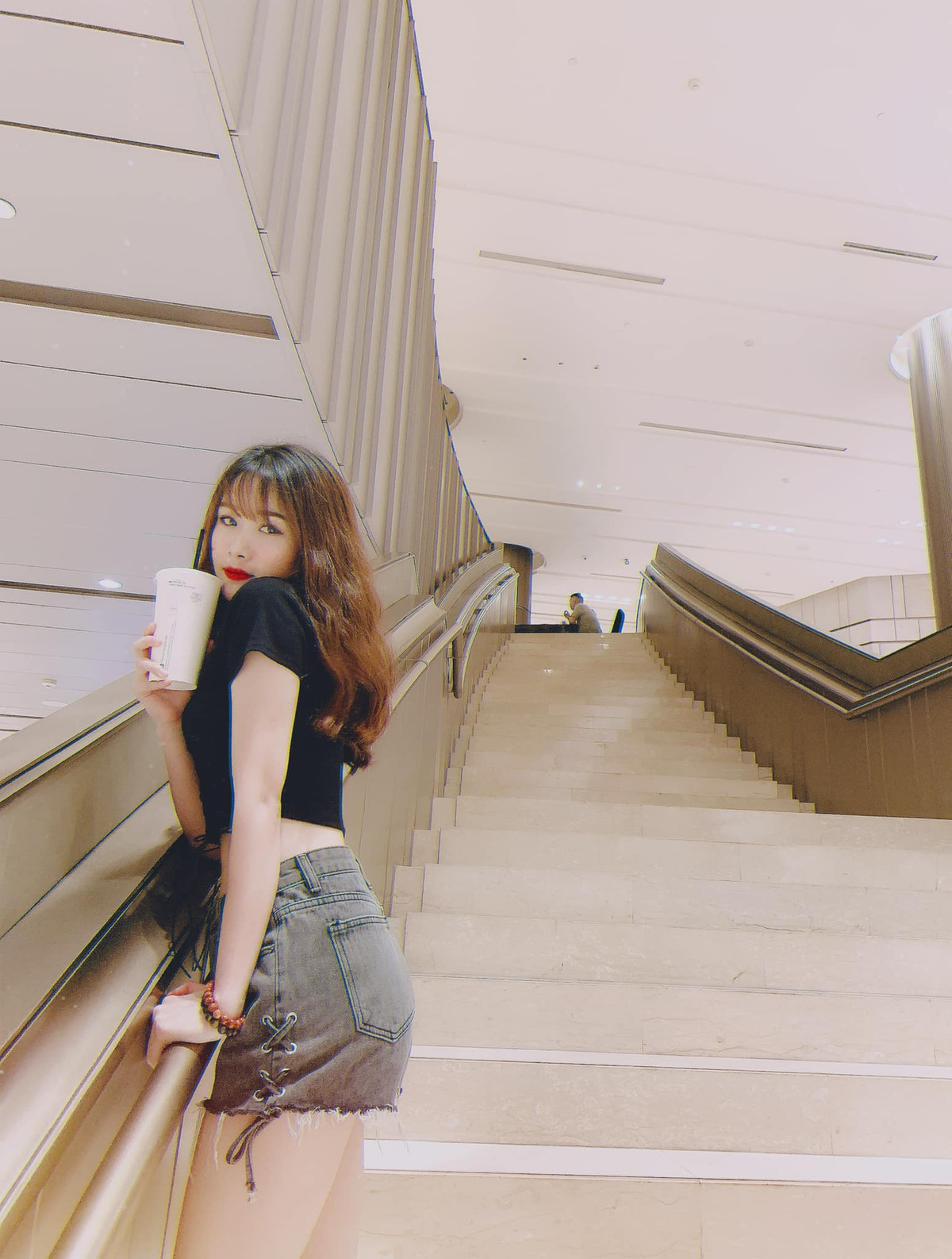 Sau thời gian chăm chỉ tập gym và theo chế độ ăn kiêng, bạn gái cũ Văn Toàn khiến nhiều người bất ngờ khi đăng ảnh khoe dáng thon thả, vòng nào ra vòng nấy.