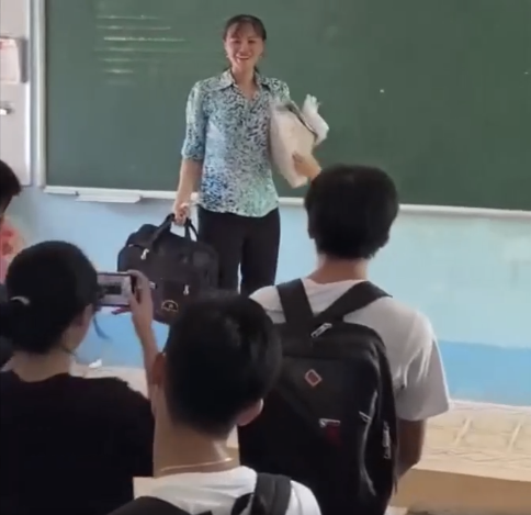 Mới đây, khoảnh khắc cô giáo tạm biệt đám học trò lớp 12 trong buổi học cuối cùng, trước kỳ thi tốt nghiệp THPT đã khiến netizen vô cùng xúc động. Ảnh: Cắt từ clip