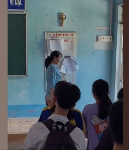 Tuy nhiên, sự xúc động của cô giáo đã không thể giấu nổi bởi những giọt nước mắt lăn dài trên má. Khoảnh khắc đó đã khiến đám học trò cũng nghẹn ngào, chào tạm biệt cô giáo. Ảnh: Cắt từ clip